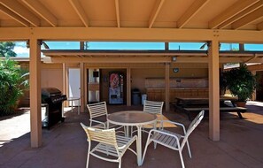 Outdoor dining - Watch Sea Turtles from this Ocean Front Lanai. Affordable in Paradise! (Lahaina)