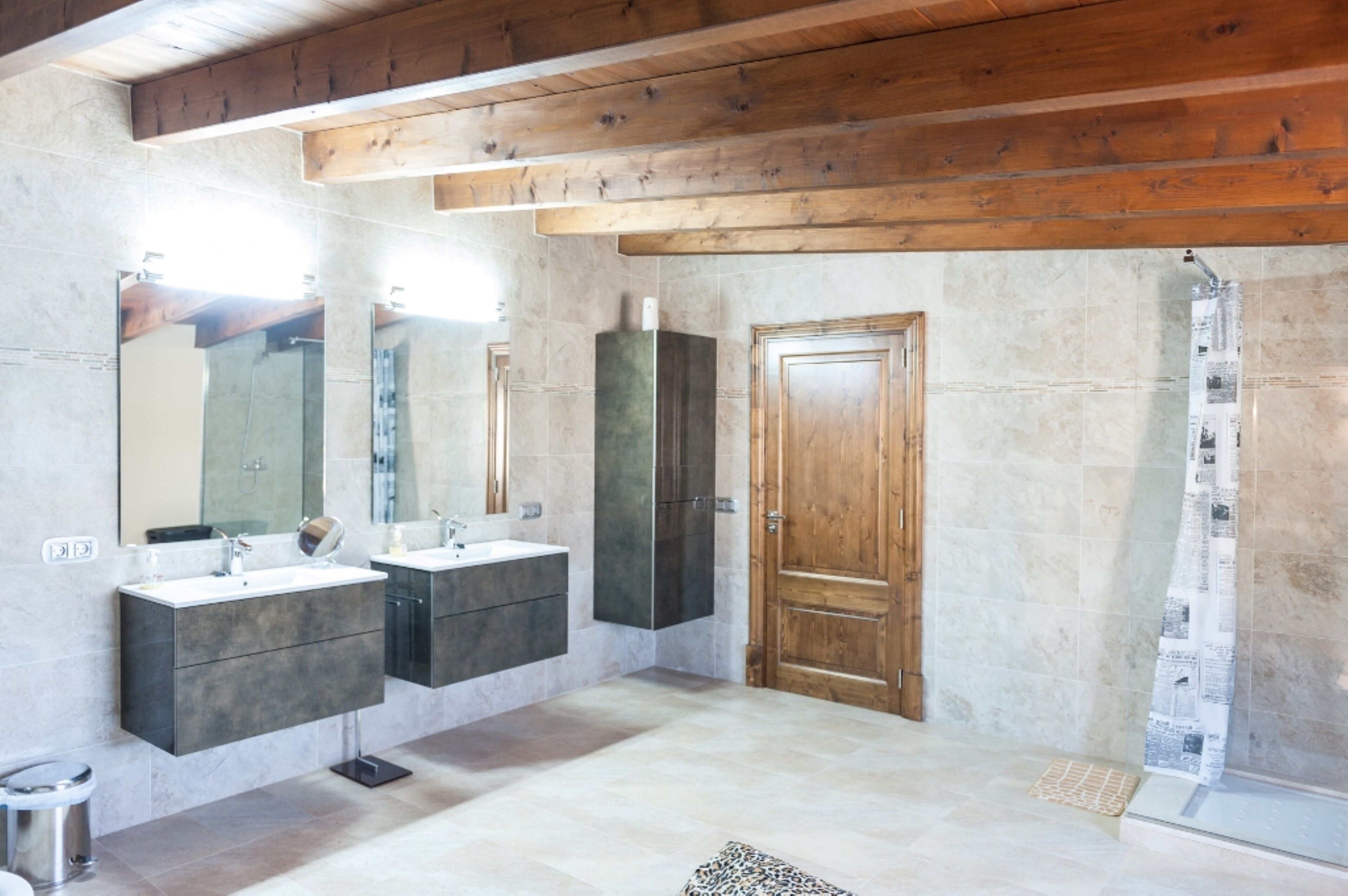 Regadera, secadora de cabello, bidet, toallas 
