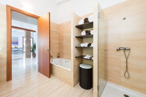 Combined shower/bathtub, hair dryer, bidet, towels