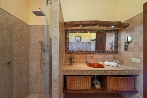 Shower, hair dryer, towels - ALCUDIOLA - Villa with private pool in Santa Margarita. Free WiFi (Santa Margalida)