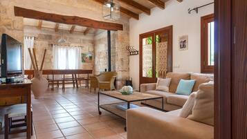 Een televisie, een open haard en een tafeltennistafel