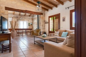 TV, fireplace, table tennis - ALCUDIOLA - Villa with private pool in Santa Margarita. Free WiFi (Santa Margalida)