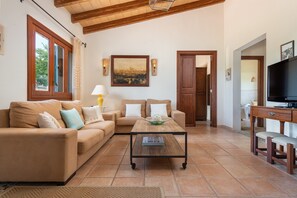 Een televisie, een open haard en een tafeltennistafel