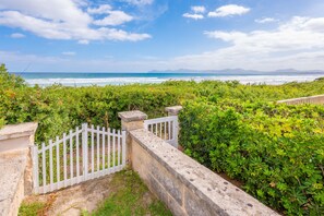 Property grounds - CASA LEO - Luxurious beach house with pool and direct sea access (Muro)