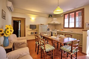 Dining - Cosy apartment for 6 people with pool, WIFI, A/C, TV and panoramic view, close to San Gimignano (Gorgognano)