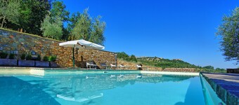 Schitterend vrijstaand vakantiehuis voor 8 personen met privé zwembad, WIFI, patio en panorama