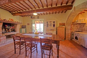 Dining - Beautiful private villa with WIFI, private pool, TV, veranda, panoramic view, close to Montepulciano (Trequanda)