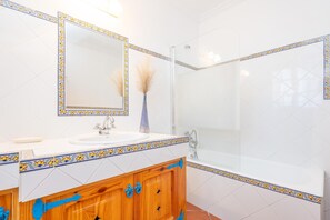 Combined shower/bathtub, hair dryer, bidet, towels - ES RACO - Beautiful townhouse with private pool near the mountains. Free WiFi (Selva)