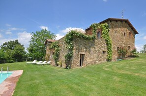 Exterior - Lovely apartment for 3 guests with A/C, WIFI, pool, pets allowed and panoramic view (Castelnuovo Berardenga)