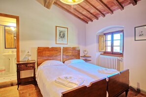 4 bedrooms, travel crib, free WiFi