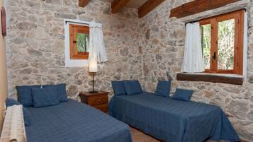 2 slaapkamers, een strijkplank/strijkijzer, beddengoed