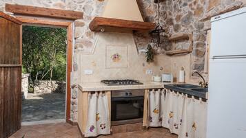 Een koelkast, een magnetron, een oven, een kookplaat