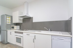 Een koelkast, een microgolfoven, een oven, een kookplaat