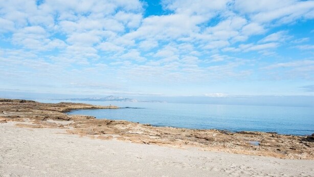 A coastal landscape with rocky terrain and a clear sky. - CA NA MARIA (DORANT) - Chalet with terrace in Son Serra de Marina. (Santa Margalida)