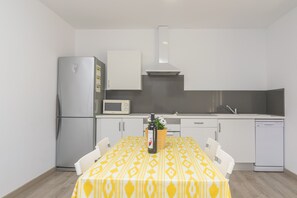 Jääkaappi, mikroaaltouuni, uuni, liesi