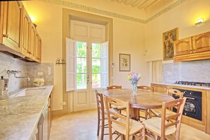 Fridge, oven, stovetop, dishwasher - Villa Fiamma - Villa with private pool (Segromigno In Monte)