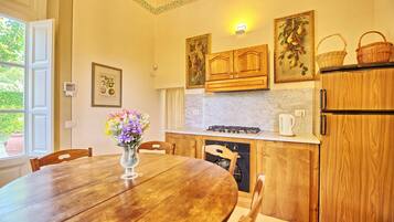 Een koelkast, een oven, een kookplaat, een vaatwasser