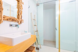 Shower, hair dryer, towels - CAN BOSQUERRÓ - Villa with private pool and free WiFi in Sa Ràpita (Campos)