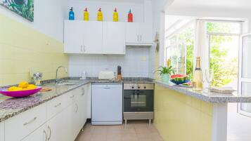 Kjøleskap, mikrobølgeovn, ovn og kokeplater