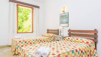 3 makuuhuonetta, silitysrauta/-lauta, ilmainen Wi-Fi, vuodevaatteet