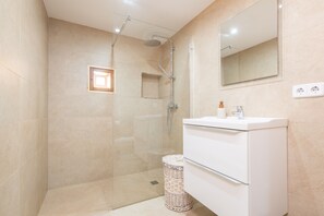 Ducha y bañera combinadas, secador de pelo y toallas