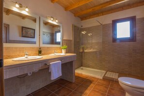 Combined shower/tub, hair dryer, towels