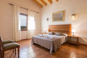 4 dormitorios, tabla de planchar con plancha, wifi gratis y ropa de cama