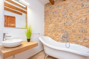 Combined shower/tub, hair dryer, towels