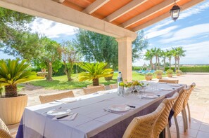 تناول الطعام بالخارج