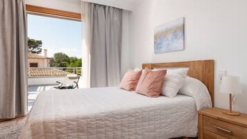4 bedrooms, iron/ironing board, WiFi (free), bed sheets