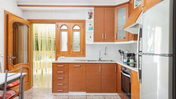 Frigorífico, microondas, horno y placa de cocina