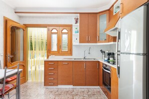 Frigorifero, microonde, forno, piano cottura