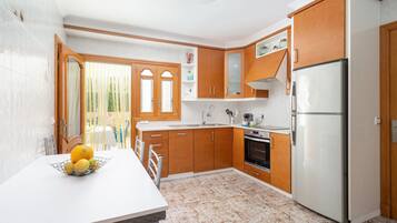 Frigorífico, microondas, horno y placa de cocina