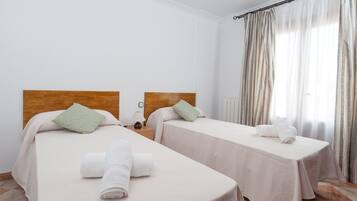 3 dormitorios, tabla de planchar con plancha, wifi gratis y ropa de cama