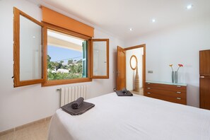 3 slaapkamers, een strijkplank/strijkijzer, gratis wifi, beddengoed