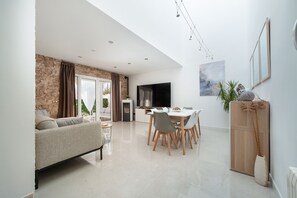 Televisie, een dvd-speler en boeken