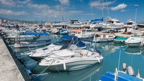 Un port de plaisance où de nombreux bateaux sont amarrés dans des eaux calmes.
