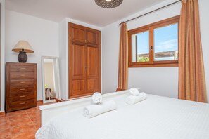 3 bedrooms, iron/ironing board, free WiFi, bed sheets