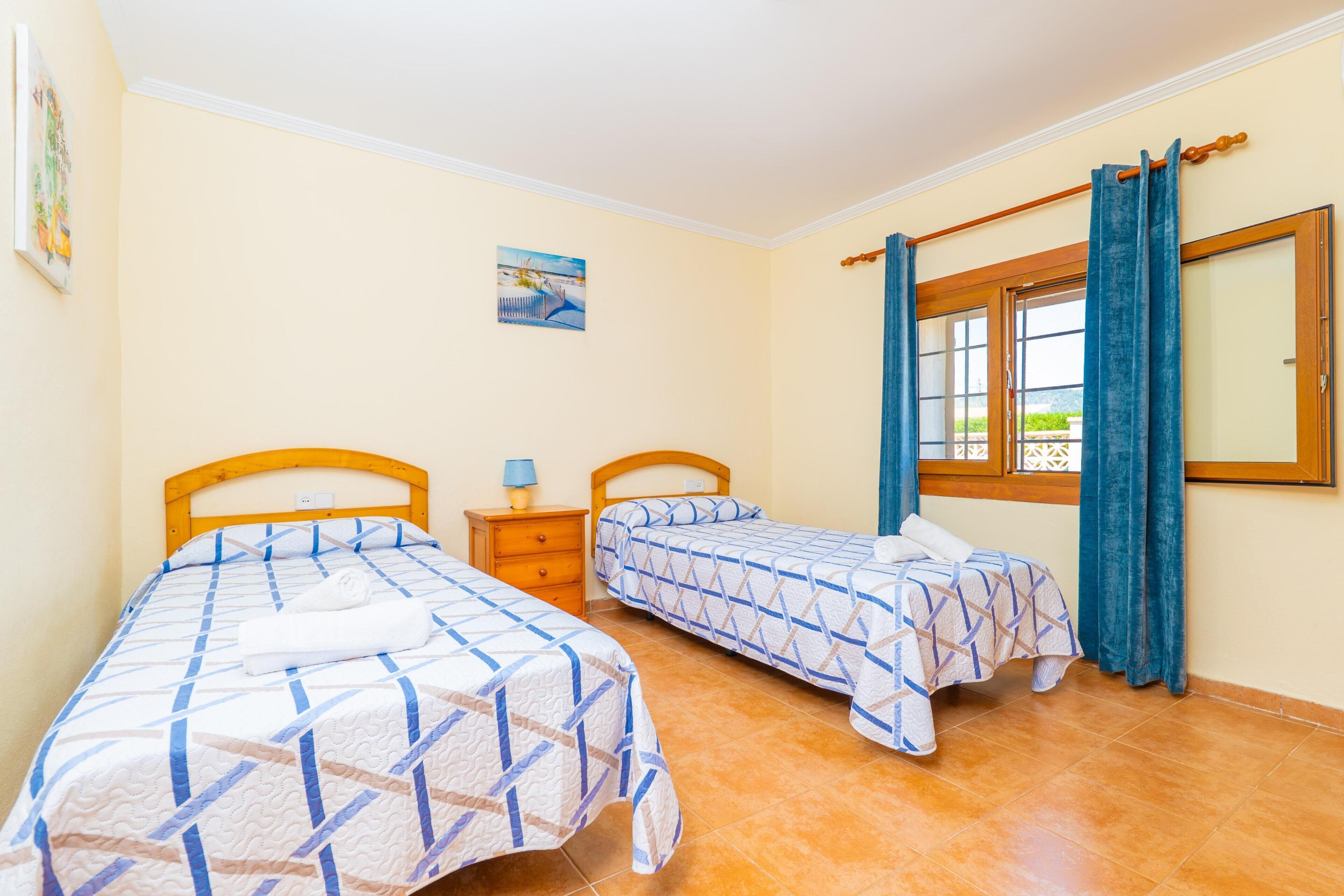 3 slaapkamers, een strijkplank/strijkijzer, gratis wifi, beddengoed
