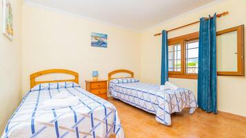 3 slaapkamers, een strijkplank/strijkijzer, gratis wifi, beddengoed