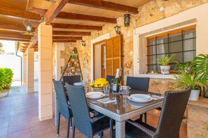 Outdoor dining - CAN TOMEU - Beautiful villa with private garden and pool in a quiet area. Free WiFi (Inca)