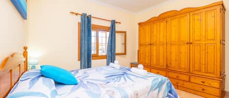 3 bedrooms, iron/ironing board, free WiFi, bed sheets