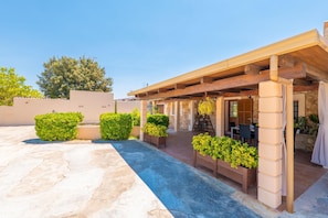 Outdoor dining - CAN TOMEU - Beautiful villa with private garden and pool in a quiet area. Free WiFi (Inca)