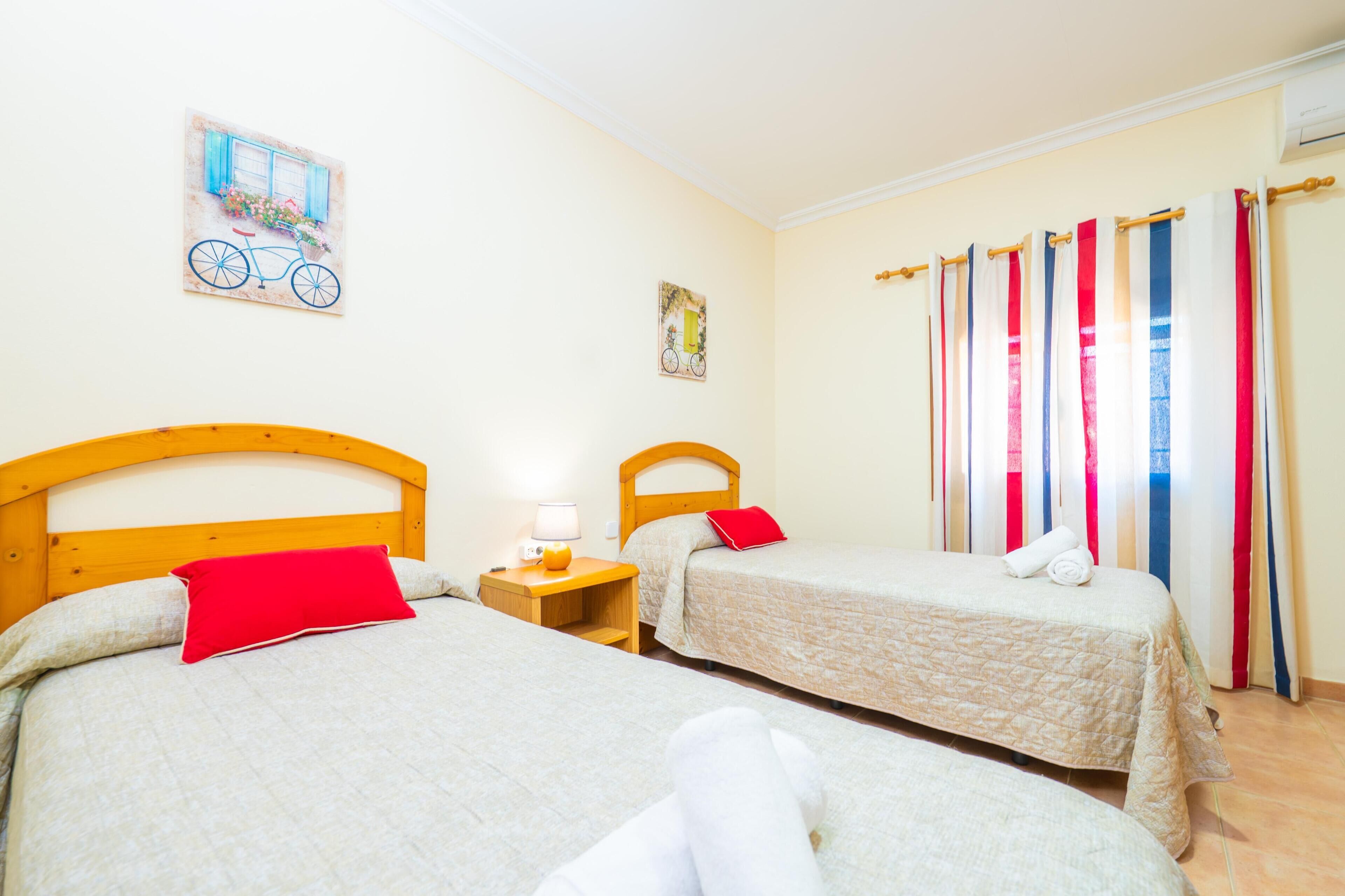 3 slaapkamers, een strijkplank/strijkijzer, gratis wifi, beddengoed
