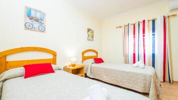 3 slaapkamers, een strijkplank/strijkijzer, gratis wifi, beddengoed