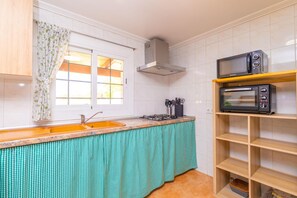 Coffee/tea maker, fridge, microwave, oven