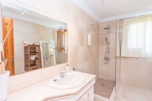 Bruser, hårtørrer, håndklæder