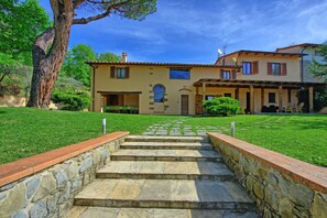 Exterior - Villa Morandi - Holiday Country Villa with swimming pool in Loro Ciuffenna, Tuscany (Loro Ciuffenna)