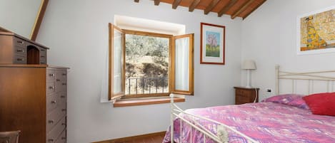 7 bedrooms, travel cot, free WiFi