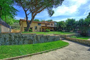 Property grounds - Villa Morandi - Holiday Country Villa with swimming pool in Loro Ciuffenna, Tuscany (Loro Ciuffenna)
